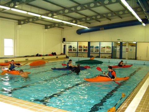 sessão de aprendizagem de esquimotagem em piscina coberta